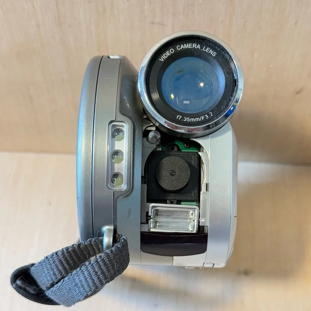 Sony HC-700 12.0 Mega Pixels by Interpolated Digital Camcorder “UNTESTED”AS IS.